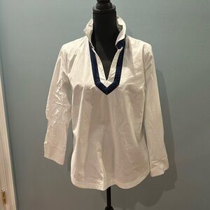 Vineyard vines v neck with navy velvet worn 1x! Size medium